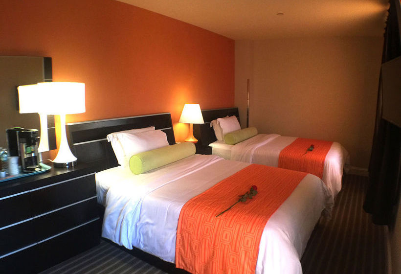 בית מלון כפרי Howard Johnson By Wyndham Long Island City