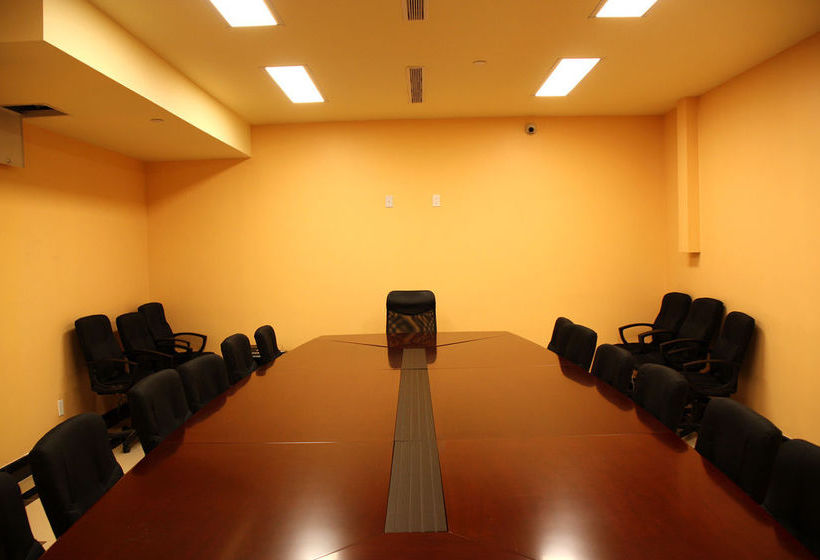 בית מלון כפרי Howard Johnson By Wyndham Long Island City