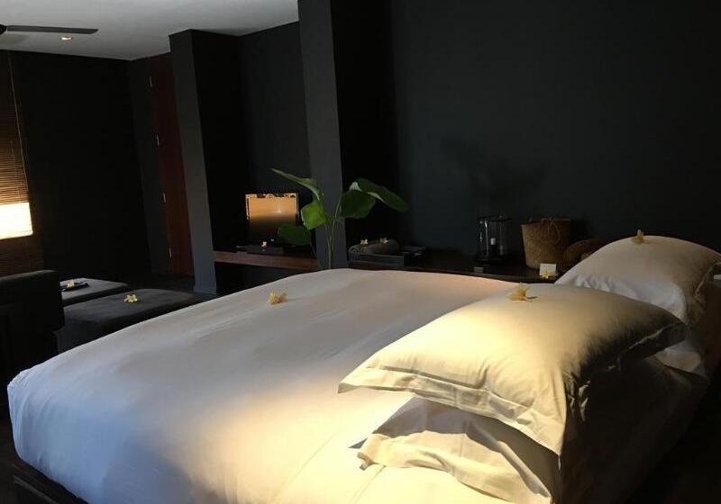 Отель The Lombok Lodge Suites & Private Villas