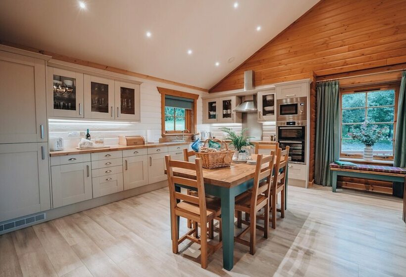 فندق Merklands Wood Luxury Lodges