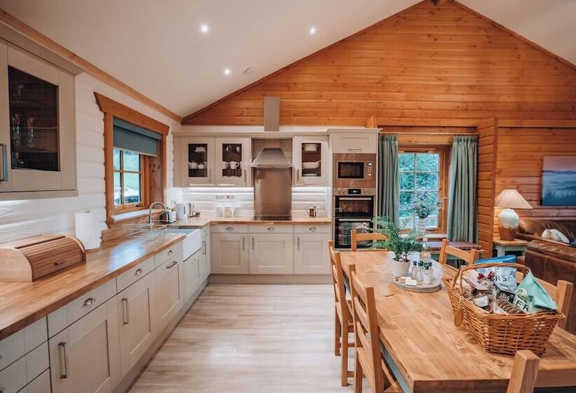 فندق Merklands Wood Luxury Lodges