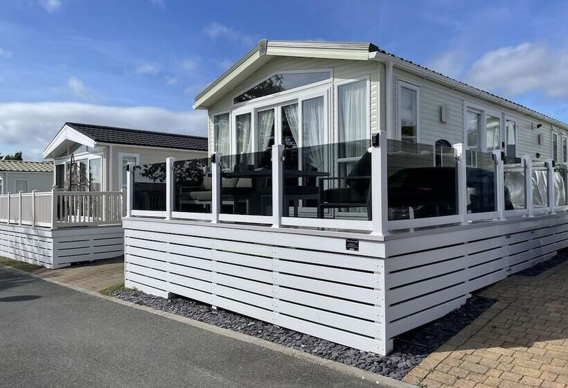 Отель Poole Harbour View Lodge At Rockley Park