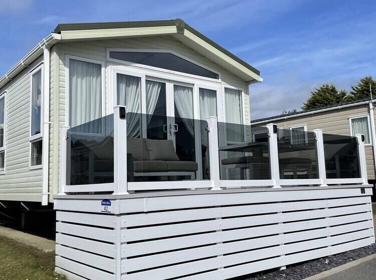 Отель Poole Harbour View Lodge At Rockley Park