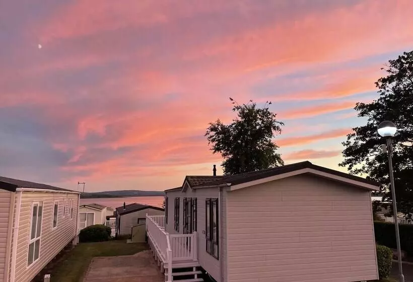 Hotelli Poole Harbour View Lodge At Rockley Park