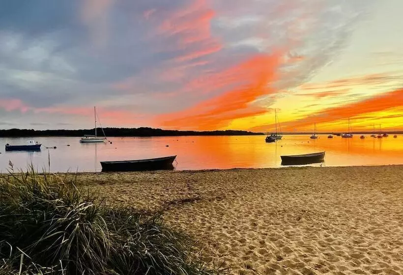 Hotelli Poole Harbour View Lodge At Rockley Park