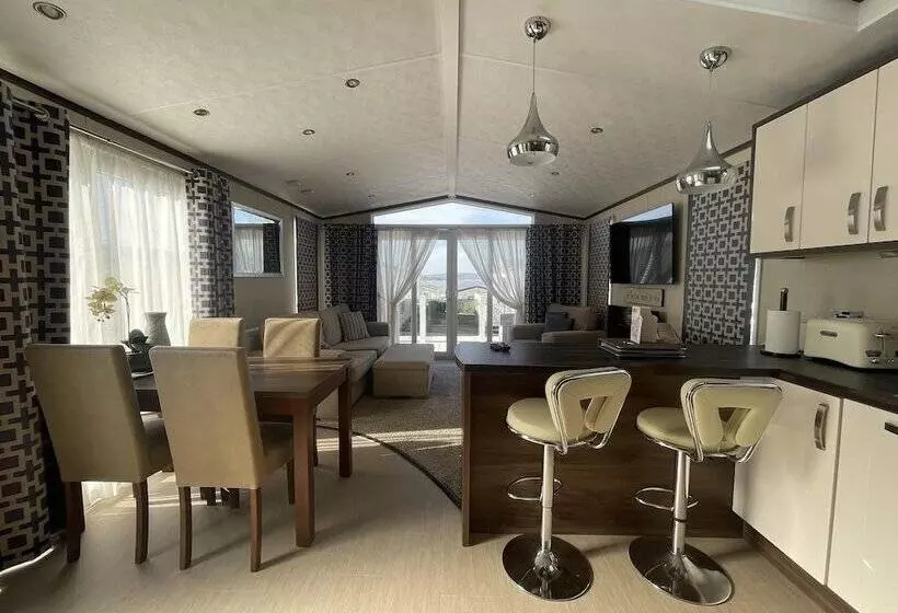 Hotelli Poole Harbour View Lodge At Rockley Park