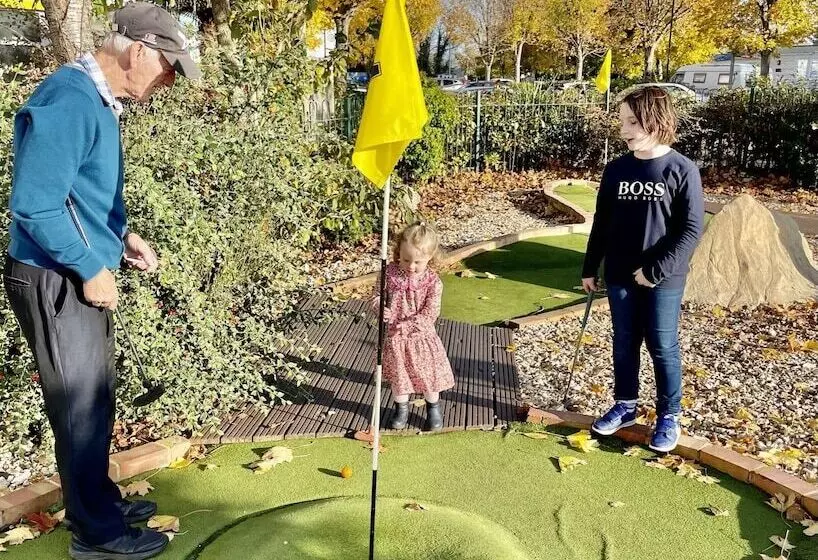 Hotelli Poole Harbour View Lodge At Rockley Park