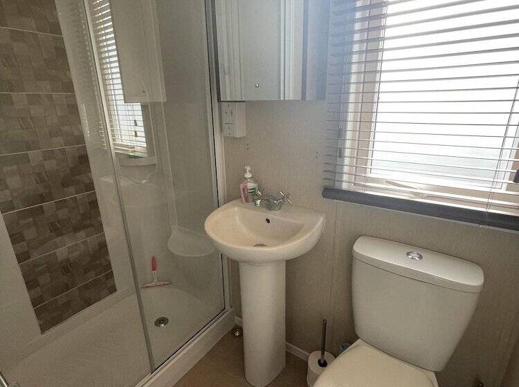 Отель Poole Harbour View Lodge At Rockley Park