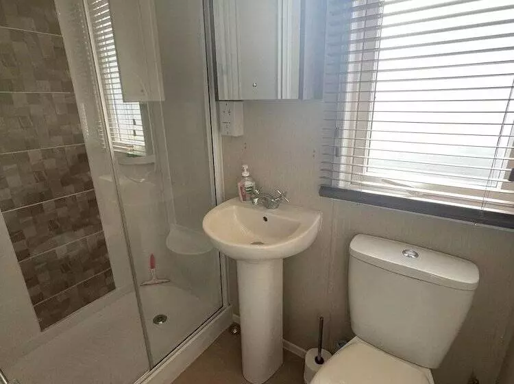 Hotelli Poole Harbour View Lodge At Rockley Park