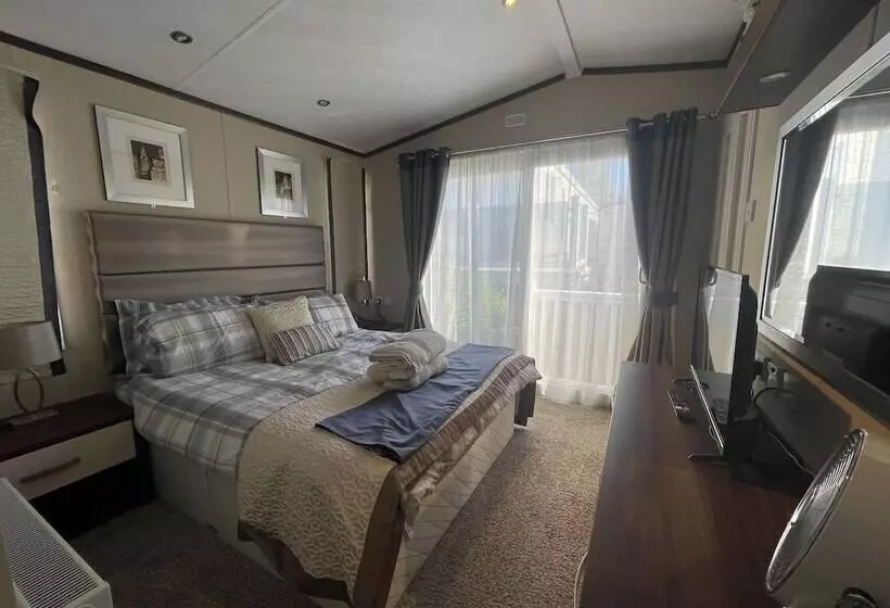 Hotelli Poole Harbour View Lodge At Rockley Park