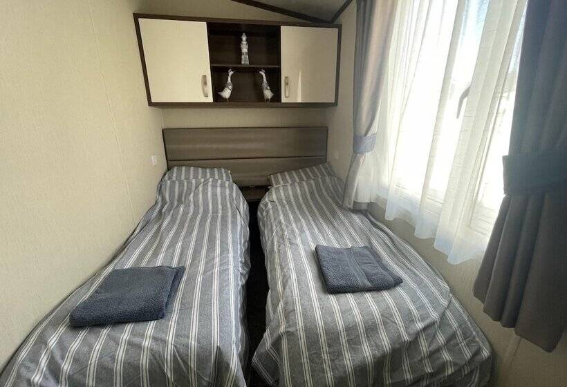 Отель Poole Harbour View Lodge At Rockley Park