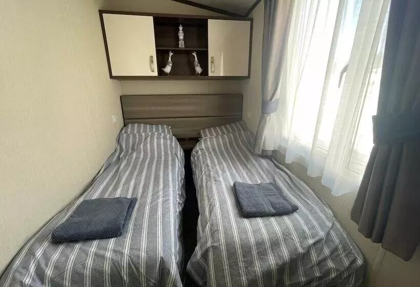 Hotelli Poole Harbour View Lodge At Rockley Park