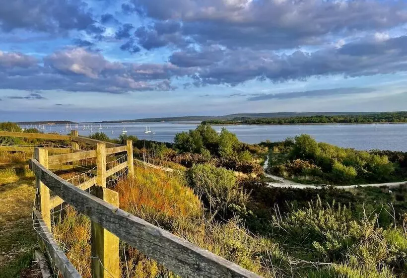 Hotelli Poole Harbour View Lodge At Rockley Park
