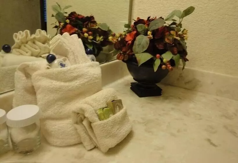 Lake View Three Bedroom, Three Bath Cottage With Hot Tub Overlooking Lake Ouachita. By Redawning