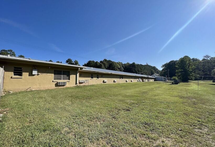 Queen Guest Room Located At The Joplin Inn At The Entrance To Mountain Harbor, Just 2 1/2 Miles From