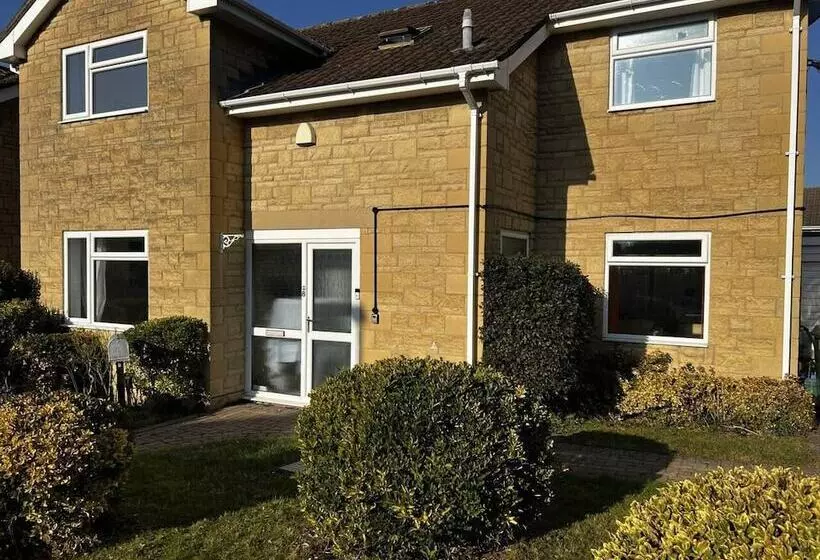 Residenssi Charming 4 Bed House In Cheltenham, Free Parking