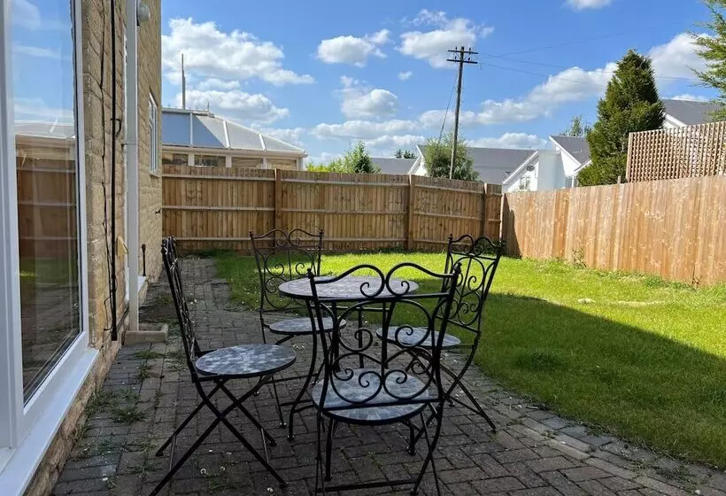 Residenssi Charming 4 Bed House In Cheltenham, Free Parking