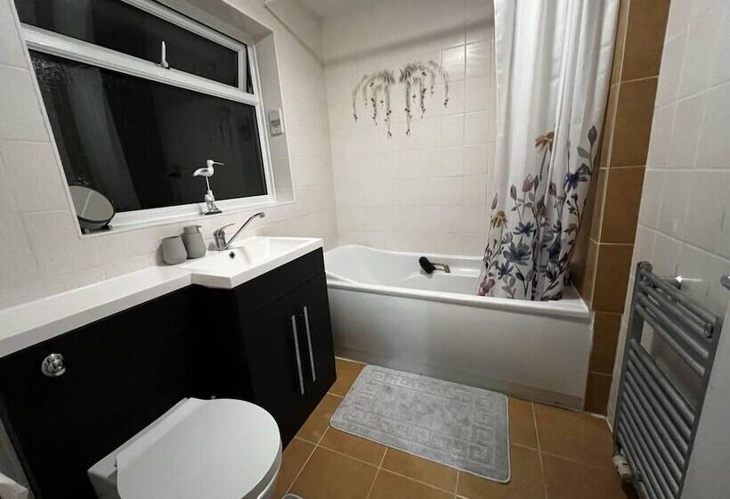 Residenza Charming 4 Bed House In Cheltenham, Free Parking