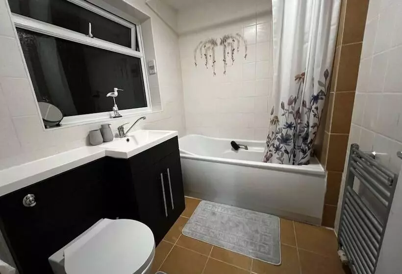 Residenssi Charming 4 Bed House In Cheltenham, Free Parking