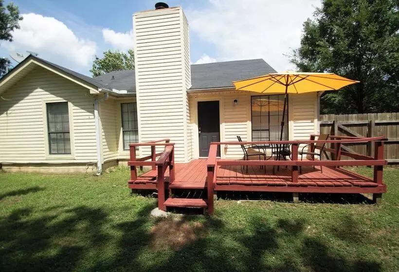 レジデンス House   Sleeps 9   Parking   Patio
