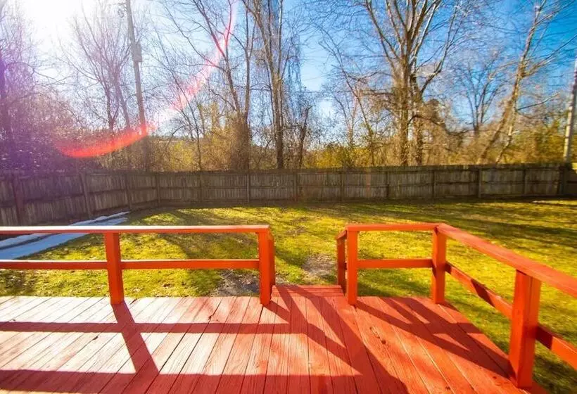 レジデンス House   Sleeps 9   Parking   Patio