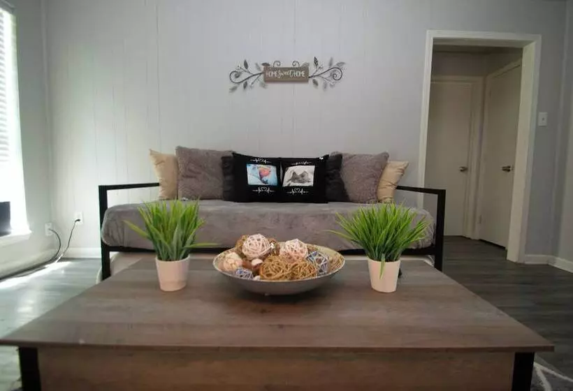 レジデンス House   Sleeps 9   Parking   Patio