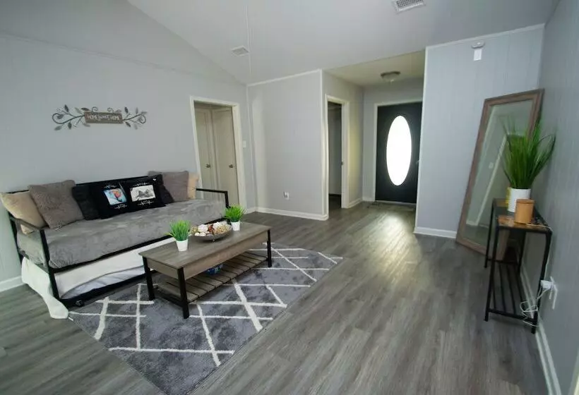 レジデンス House   Sleeps 9   Parking   Patio