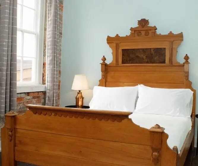 Bischoff Inn   Former 1870 Furniture Factory Now 5 Room Boutique