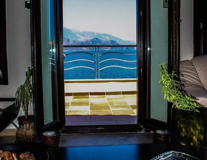 ホテル On The Rocks