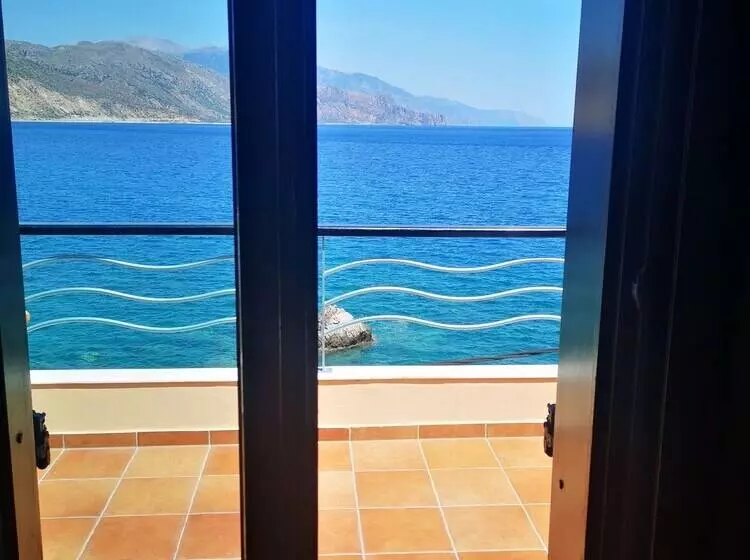 ホテル On The Rocks