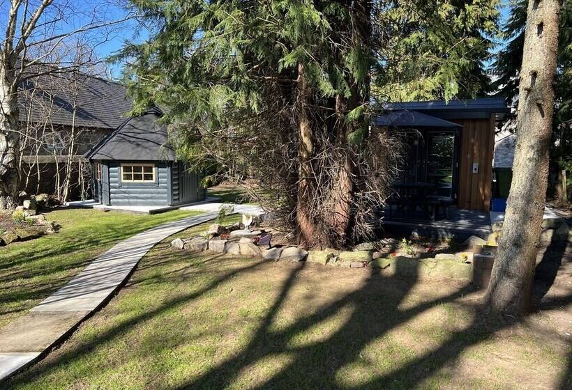 Отель Royal Snug & Wee Snug