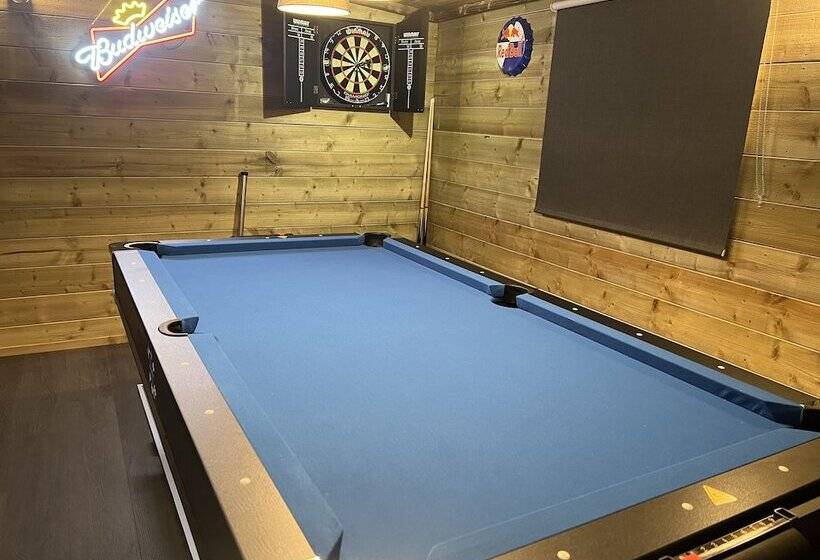 Отель Royal Snug & Wee Snug