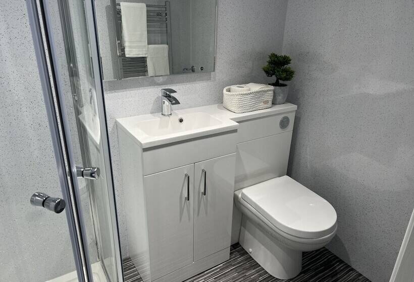 Отель Royal Snug & Wee Snug