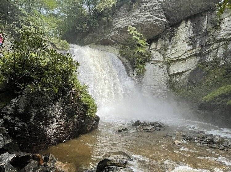 Meraki Escape    Log Cabins W/hot Tubs + Pet Friendly