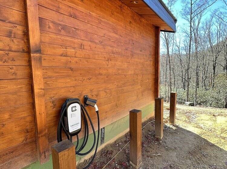 Meraki Escape    Log Cabins W/hot Tubs + Pet Friendly