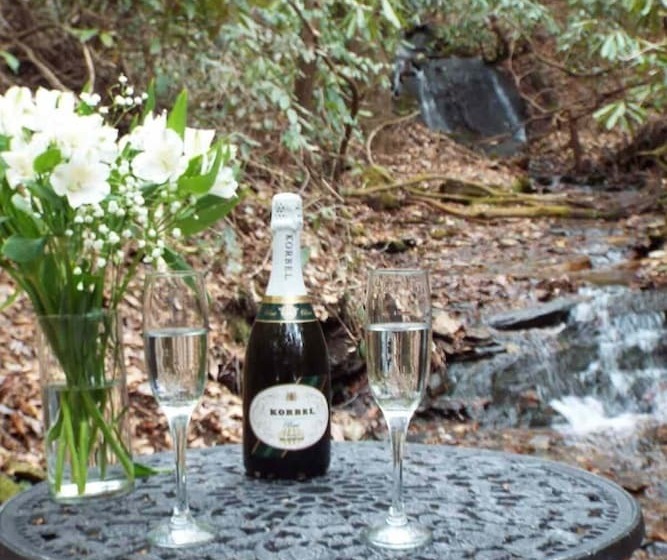 Meraki Escape    Log Cabins W/hot Tubs + Pet Friendly