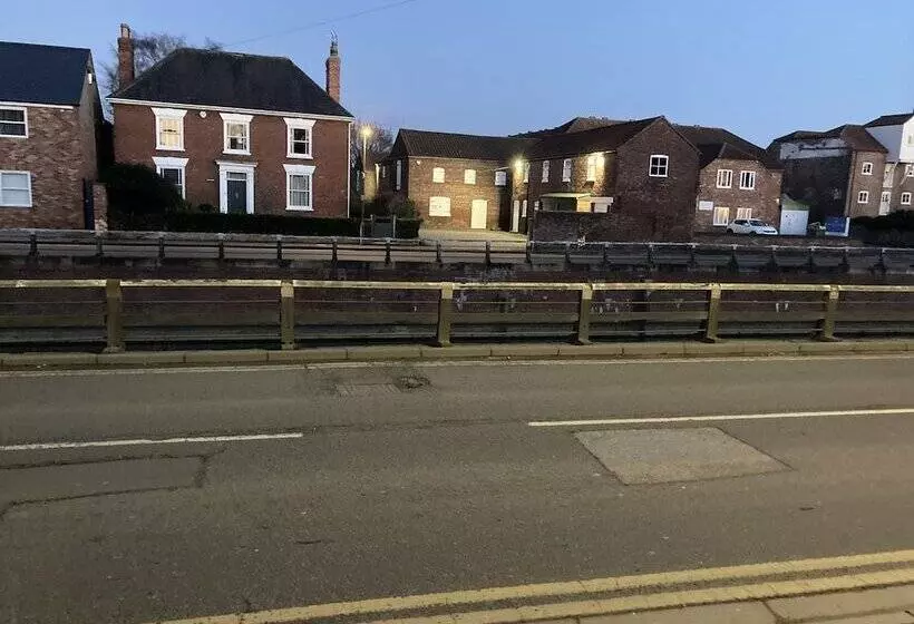 اقامتگاه Lovely 2 Bed House Apartment In Boston Towncentre