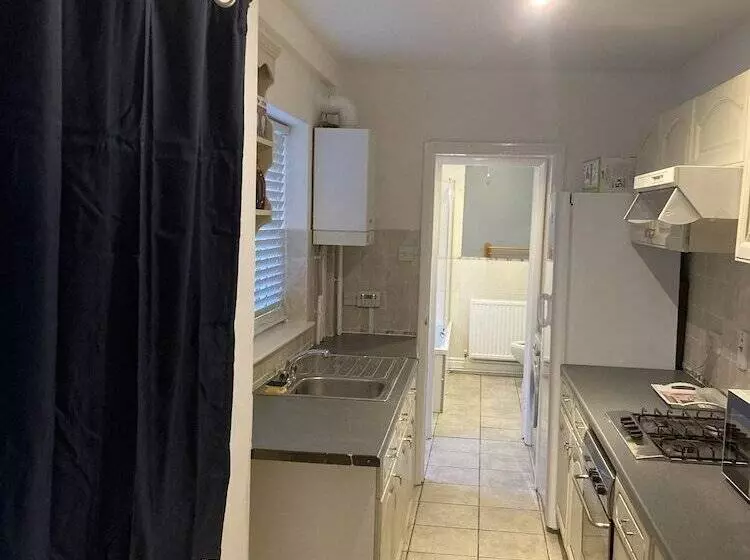 اقامتگاه Lovely 2 Bed House Apartment In Boston Towncentre