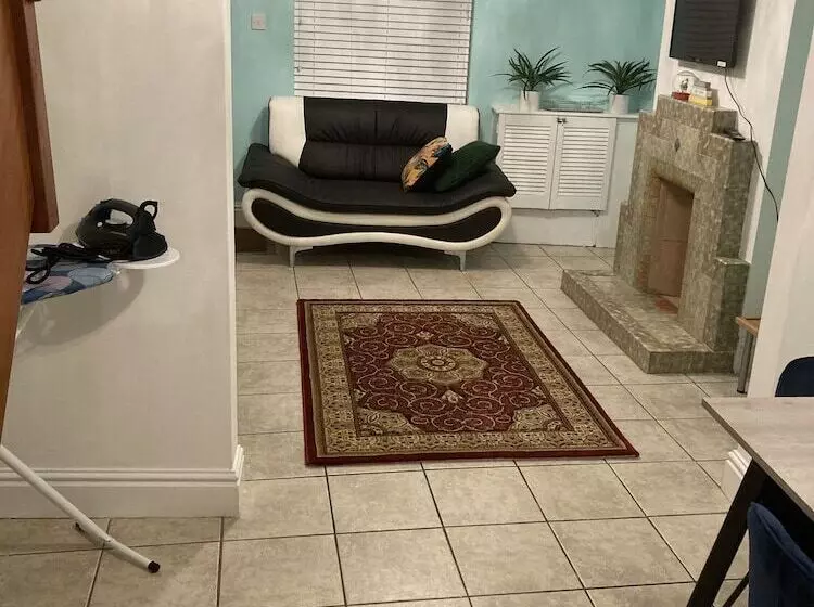 اقامتگاه Lovely 2 Bed House Apartment In Boston Towncentre