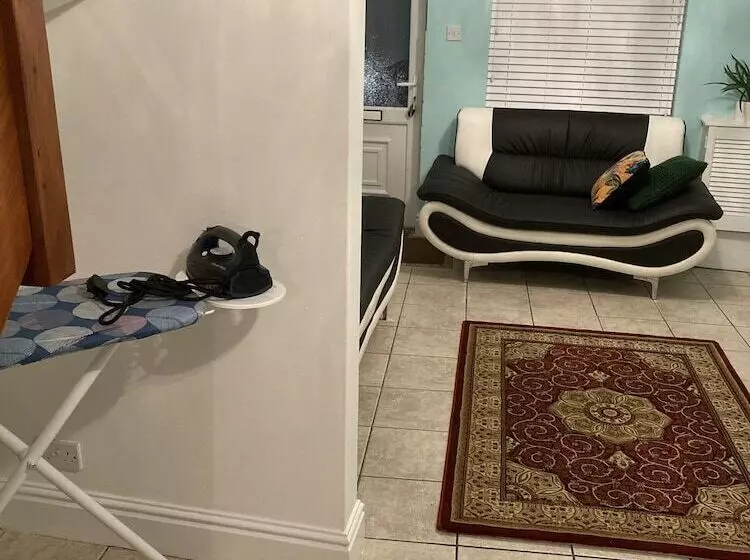 اقامتگاه Lovely 2 Bed House Apartment In Boston Towncentre