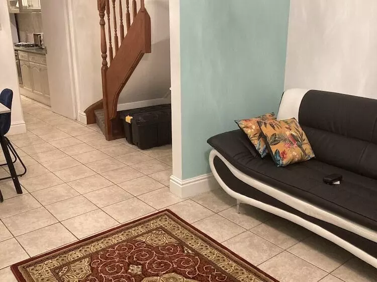 اقامتگاه Lovely 2 Bed House Apartment In Boston Towncentre