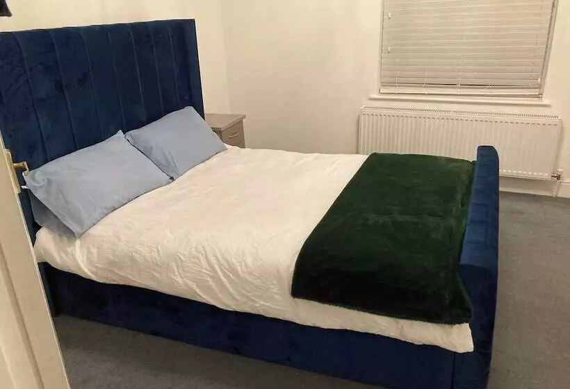 اقامتگاه Lovely 2 Bed House Apartment In Boston Towncentre