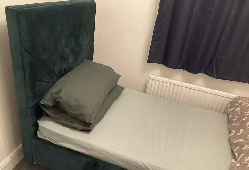 اقامتگاه Lovely 2 Bed House Apartment In Boston Towncentre