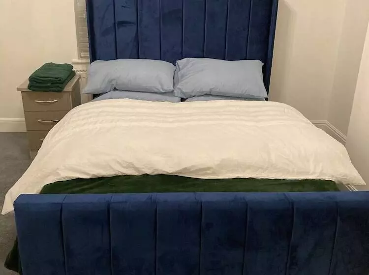 اقامتگاه Lovely 2 Bed House Apartment In Boston Towncentre