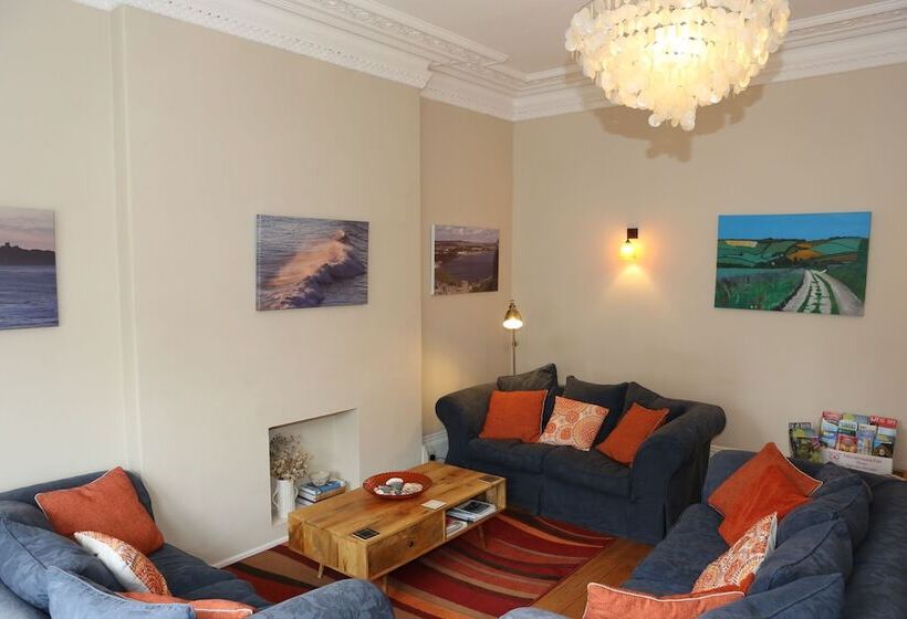 مبيت وإفطار The Waves