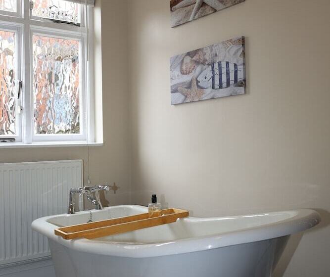 مبيت وإفطار The Waves