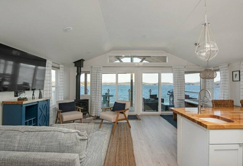 Cozy Lakeshore Cottage