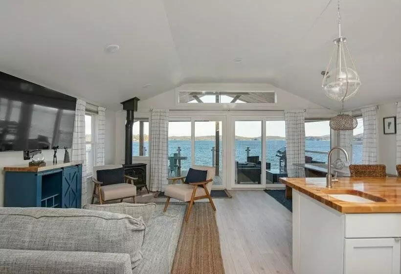 Cozy Lakeshore Cottage