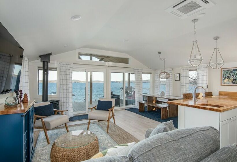 Cozy Lakeshore Cottage