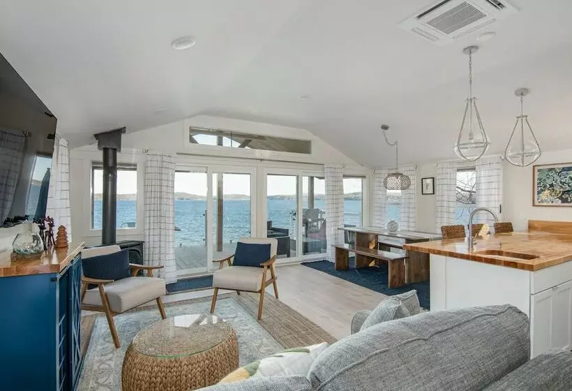 Cozy Lakeshore Cottage